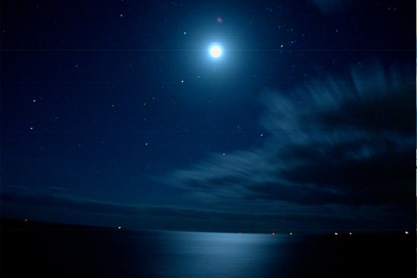 浪漫的月光海景色。（圖片來源／wired）