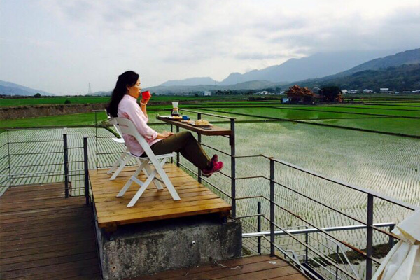 坐在稻田邊，享受一杯咖啡的悠閒時光。（圖片來源／池上九號咖啡 No.9 Gourmet Coffee）