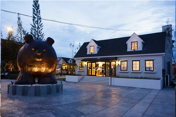餐廳外頭有醒目的小熊雕像。（圖片來源／Villa De Bear）