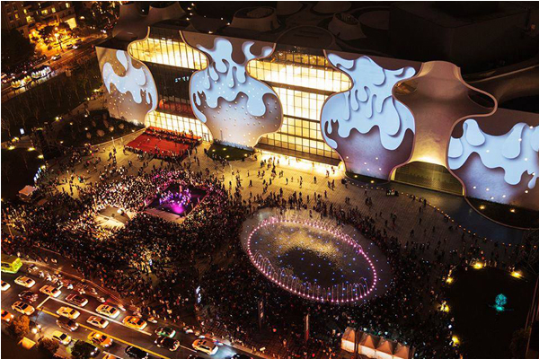 2014臺中光影藝術節在台中歌劇院投射讓人驚豔的光雕作品。（圖片來源／臺中光影藝術節 Taichung Light Festival）
