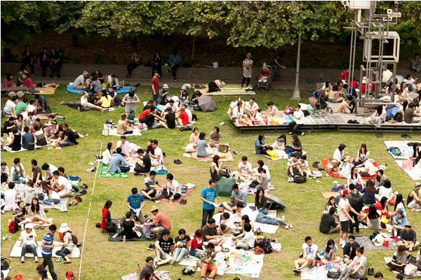 在草地上享受閱讀。(圖片來源／華文朗讀節 Wordwave Festival）