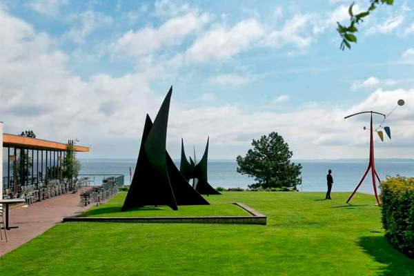 舒服的藍天綠地，偶有雕塑作品點綴。（圖片來源／Louisiana Museum of Modern Art）