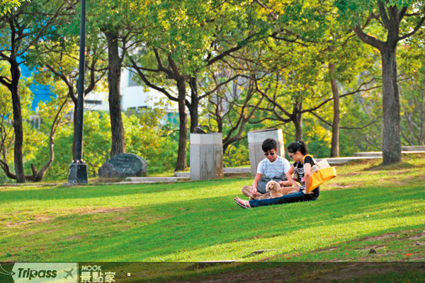 大安森林公園可說是台北人的後花園，距離師大夜市步行不到半小時，賞月後還可到夜市走走打打牙祭。(圖片提供／墨刻編輯部)