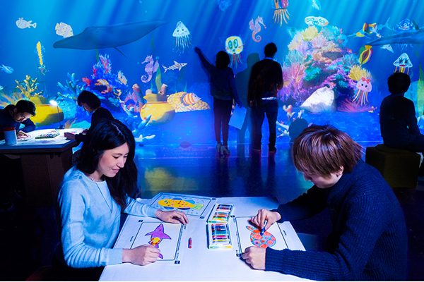 「塗鴉水族館」可以將遊客所繪製的海洋生物投影至水族箱內。(圖片來源／designboom）
