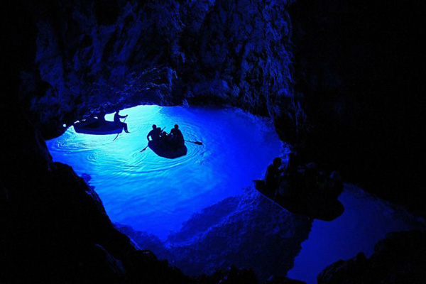 航行於冒著神祕藍光的水面，感覺格外夢幻。（圖片來源／okinawaclip）