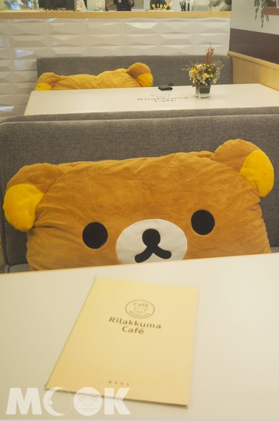 Rilakkuma Café 店內座位皆提供拉拉熊抱枕，讓顧客感覺到放鬆的舒適感。(攝影／MOOK景點家生活旅遊網張盈盈)
