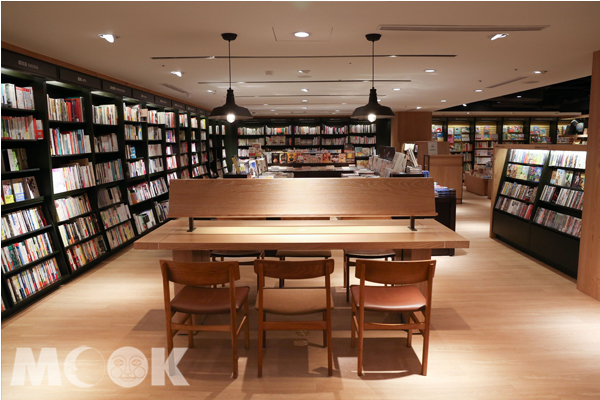 誠品忠孝SOGO店為讀者營造私人書房，揀選各類別精彩書籍。（圖片提供／誠品）