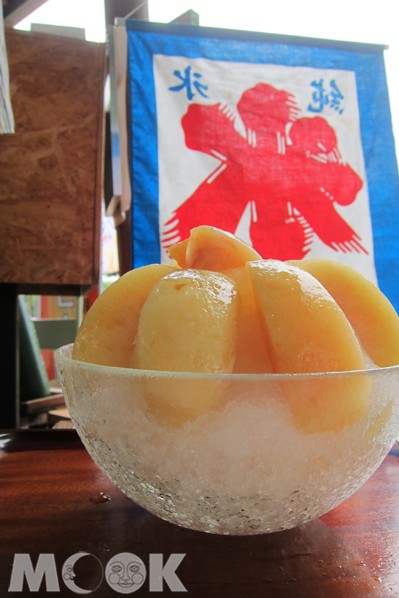 利用白桃等當季果物製作聖代與剉冰，是夏天的美味甜品。(圖片提供／岡山縣觀光課)