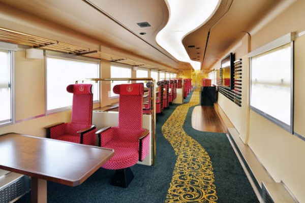 內部車廂也融入了紅、金、黑色的元素處處呈現日式傳統喜氣色彩，獨具風味。（圖片來源／ishikawa-railway）