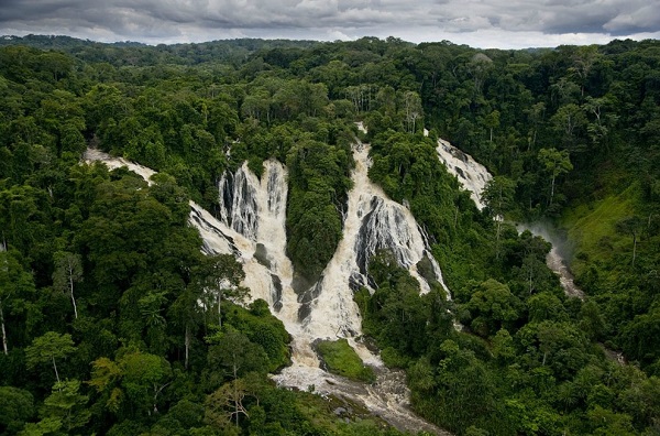 加彭著名的瀑布(Djidji waterfall)景緻。(圖片來源／reddit)