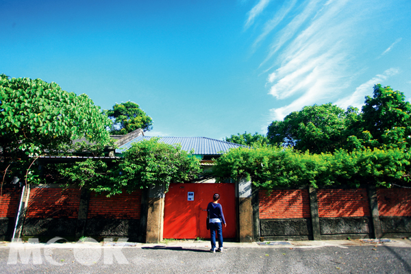眷村矮房搭配紅色大門，散發恬靜歲月的美好。(圖片提供／墨刻編輯部)