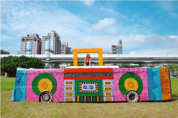 結合塗鴉藝術與嘻哈音樂的元素，運用街頭藝術將廢棄公車打造成了Boombox手提音響。（圖片來源／Taipei Watch 2015 臺北市地景公共藝術節）