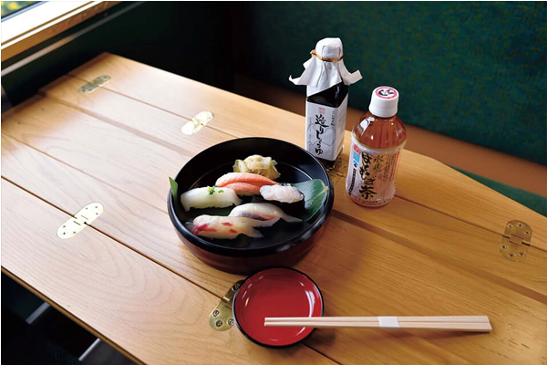 部分車次可以享用由壽司職人以新鮮海鮮所製作的握壽司。（圖片來源／toyama.visit-town）