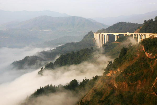 位於四川省中南部的雅西高速公路，與地面落差達220公尺又有「雲端上的高速公路」之稱。（圖片來源／roadman）