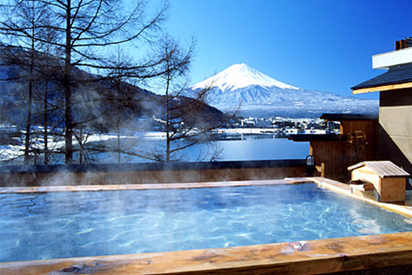 在洞口湖溫泉，可以將富士山景色收進眼底。（圖片來源／fujiginkei）