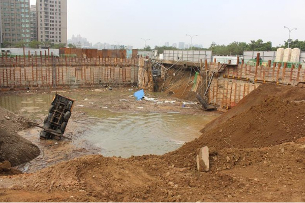 「莊敬北路與勝利十一路口工地」於10月24日晚上發生擋土牆坍塌意外。（圖片來源／竹北市公所）