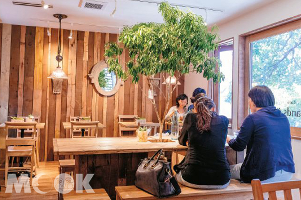原木打造的自然系療癒空間，讓用餐成為一種享受。(圖片提供／TRAVELER Luxe旅人誌)