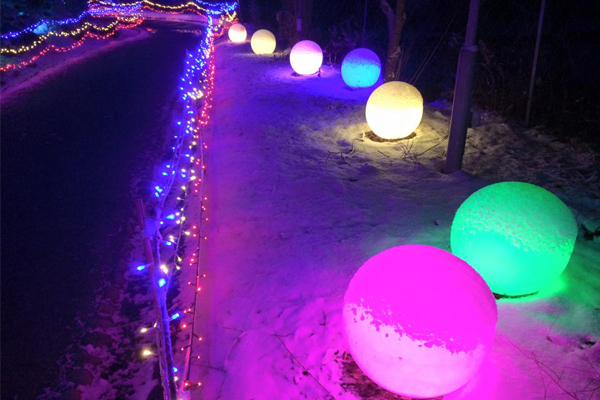 結合雪與燈飾營造出如童話般的夜晚（圖片來源／京都イルミエール ( Kyoto illumiere )