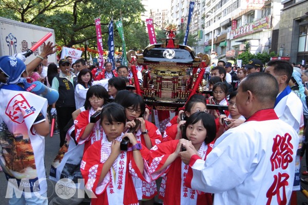 松山大神轎的遊行行列氣氛熱鬧，讓台北街頭充滿日本祭典氣息。(圖片提供／台北市政府)