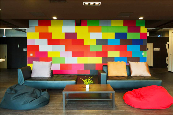 紅米國際青年旅館繽紛歡樂的彩繪牆面。（圖片來源／Homey Hostel 紅米國際青年旅館）