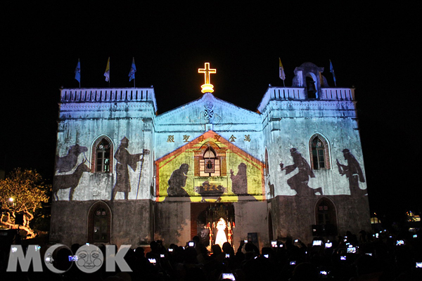 透過3D光雕秀，與眾人分享天主教文化、萬金教堂的歷史沿革。（圖片提供／屏東縣政府觀光傳播處）