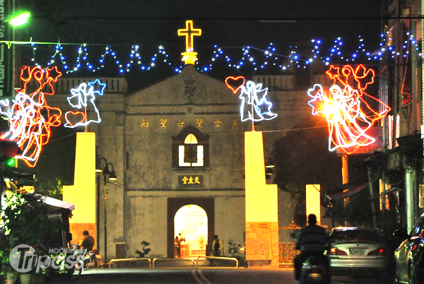 萬金聖母聖殿周遭布置聖誕燈飾。（圖片提供／屏東縣政府觀光傳播處）