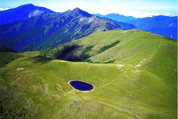 嘉明湖湛藍如寶石般的湖水景色是近年來相當受歡迎的登山景點。(圖片來源／台東觀光局）