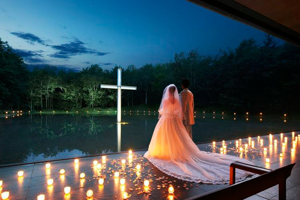 運用簡單的光影，呈現最浪漫的婚禮現場。(圖片來源／waterchapel)