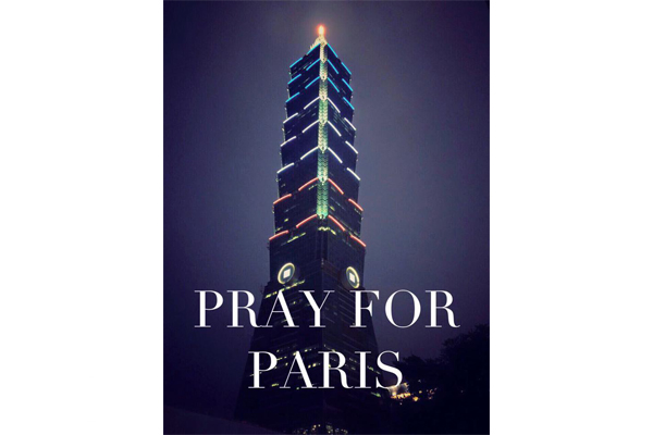 世界各國地標景點紛紛打上藍白紅燈光一同為巴黎祈福。（圖片來源／TAIPEI 101 MALL 台北 101 購物中心）