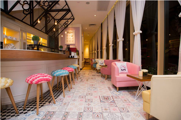 地板磁磚特別的圖騰讓空間更添質感。（圖片來源／Hello Kitty Gourmet Café）