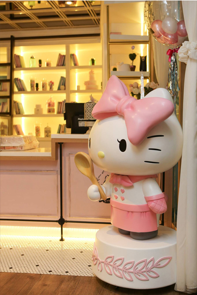 吸睛的Kitty公仔也在店裡迎接粉絲的到來。（圖片來源／Hello Kitty Gourmet Café）