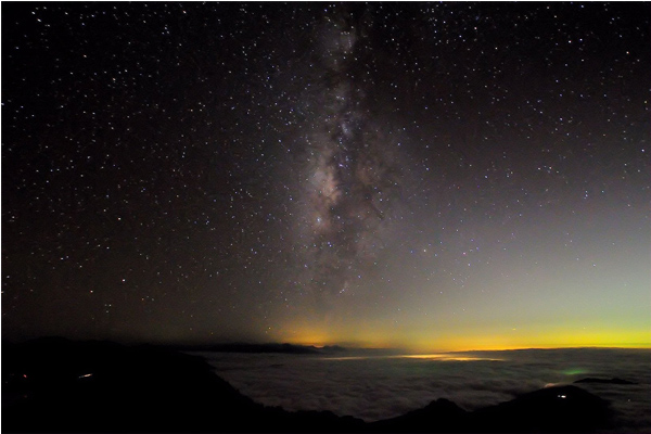 夜晚無雲的天空，讓人輕易的就能欣賞漫天星斗的浪漫景色。（圖片來源／youtube）