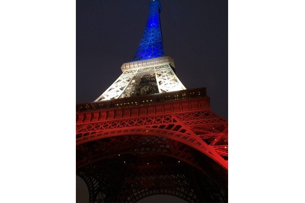 法國巴黎艾菲爾鐵塔點上藍白紅三色亮燈。(圖片來源／Tour Eiffel)