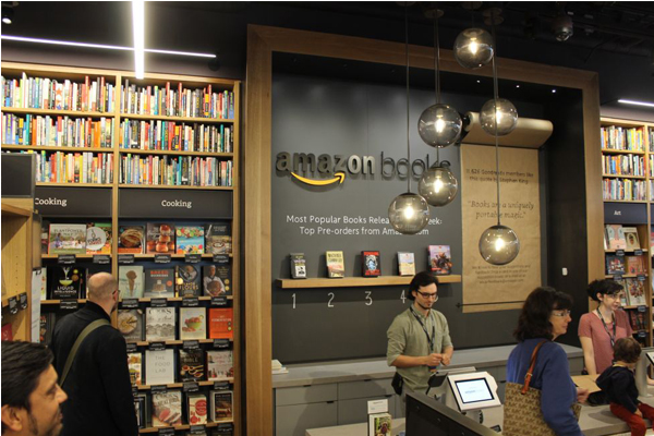 第一間的亞馬遜實體書店「Amazon Books」在西雅圖「大學村購物中心」開幕。（圖片來源／g-rexjapan）