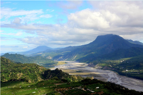 從高空欣賞台東的自然美景。（圖片來源／台東就醬玩 Amazing Taitung-台東縣觀旅處）