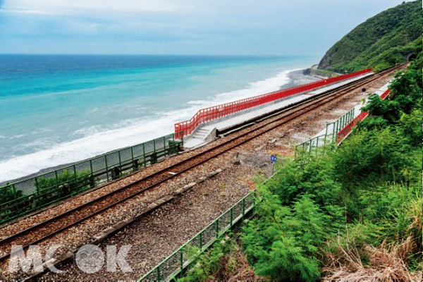 紅色欄杆在碧海藍天中有畫龍點睛的效果。(圖片提供／TRAVELER Luxe旅人誌)