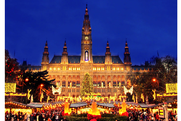 維也納市政廳前廣場被燈飾照的燦爛輝煌。(圖片來源／travelmoodz）
