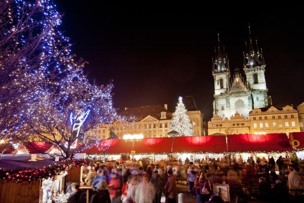 布拉格舊城廣場與溫徹斯拉斯廣場在聖誕市集期間，熱鬧非凡!(圖片來源／travel.aol）