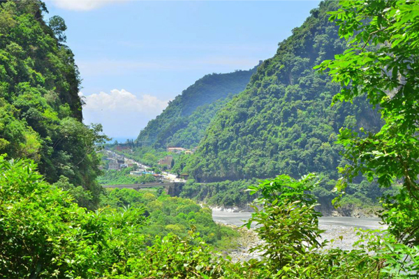 太魯閣於今年11月新開放的景觀步道「小錐麓步道」遠眺太魯閣口景色。（圖片來源／太魯閣國家公園）