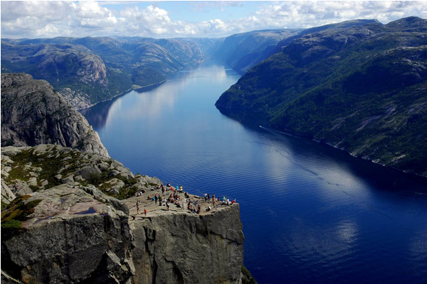 挪威的峽灣風景壯麗，讓人難忘。（圖片來源／suzzstravels）