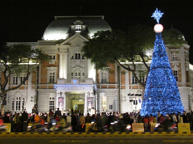 12月6日、11日分別在臺灣文學館旁南門路及新營文化中心廣場舉行點燈儀式。（圖片來源／台南市中西區公所）