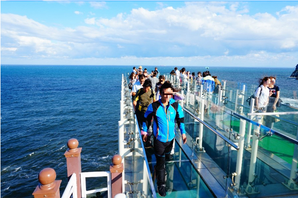釜山海上空中步道，將無限蔚藍的海景收進眼底。（圖片來源／korean.visitkorea）