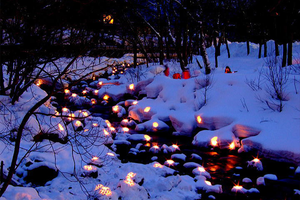 點點燈火在靄靄白雪中閃爍，像是小精靈的村落般。(圖片來源／小樽雪あかりの路）