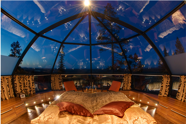 透明的玻璃，讓人光是躺的就能欣賞星空與極光景色。（圖片來源／anonymitystudio）