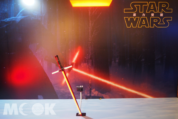 光劍帥氣的被插在地上展出。（攝影／MOOK景點家張盈盈）