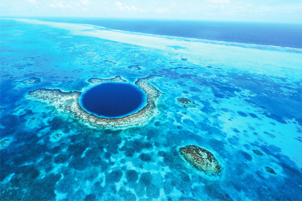 大藍洞是潛水愛好者此生必去的潛點之一。(圖片提供／TRAVELER Luxe旅人誌 © Belize Tourism Board)