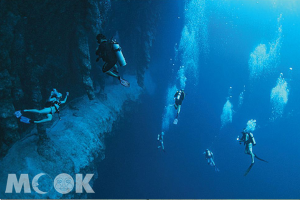 探索大藍洞中的溶洞地形，鐘乳石和石筍交錯出詭麗奇景。(圖片提供／TRAVELER Luxe旅人誌)