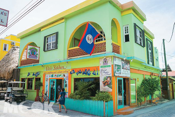 龍涎香島的建築色彩繽紛，典型的加勒比海風情。(圖片提供／TRAVELER Luxe旅人誌)