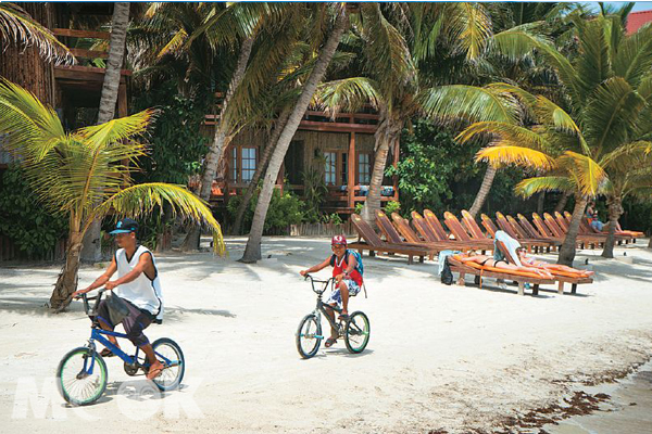 在沙灘上以自行車代步，悠然在沙灘上以自行車代步，悠然自得。(圖片提供／TRAVELER Luxe旅人誌)