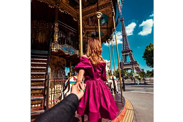 「Follow Me」在巴黎，艾菲爾鐵塔巧妙入鏡。（圖片來源／muradosmann）